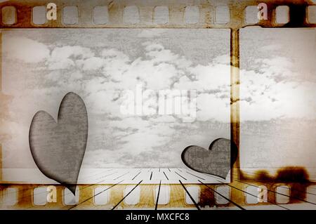 Sepia Filmstreifen Rahmen mit zwei Herzen in surreale Landschaft. Stockfoto