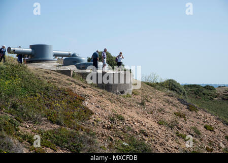 Touristen stehen auf einem deutschen Bunker aus dem 2. weltkrieg auf Jersey Stockfoto