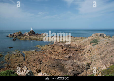 Leuchtturm und eine deutsche Pillbox aus dem 2. Weltkrieg an der Küste von Jersey Stockfoto