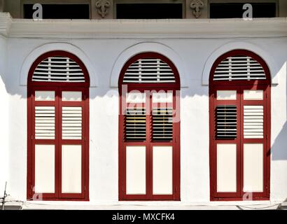 Vorderansicht des traditionellen Singapur shop Haus mit Vintage Rundbogenfenster und antiken Fensterläden aus Holz im historischen Little India Stockfoto