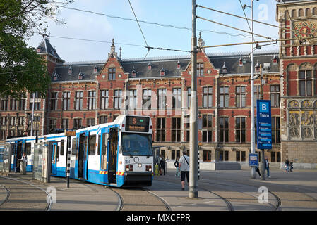 Amsterdam, Niederlande, 16. Mai 2018: Straßenbahn ab Centraal Station Square Stockfoto