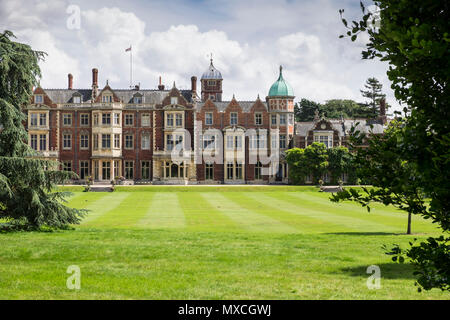 Sandringham House und West Rasen, Baujahr 1870 Ein klassisches viktorianische Architektur, Norfolk, England, Großbritannien Stockfoto