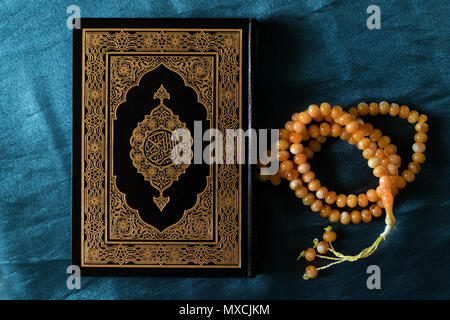 Koran Pak - heilige Bücher der Muslime und perlen Ramadan Kareem/Eid al Fitr Konzept. Stockfoto