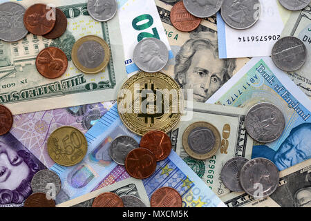 Bitcoin goldene Münze auf United States US twenty Dollar Bill (20 $) und Cent, Großbritannien Pfund Sterling Banknoten und EU-Euro-banknoten. Stockfoto