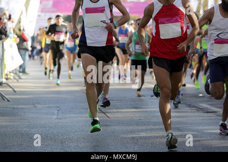 Marathon Rennen. Beine und Körper nur. Nicht erkennbare Personen. Der Marathon ist ein Langstreckenlauf Rennen mit einem Abstand von 42,195 k Stockfoto