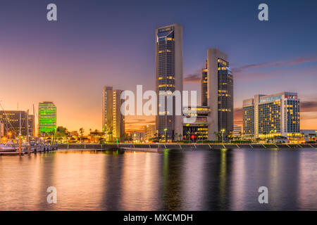 Corpus Christi, Texas, USA Skyline an der Bucht nach Sonnenuntergang. Stockfoto