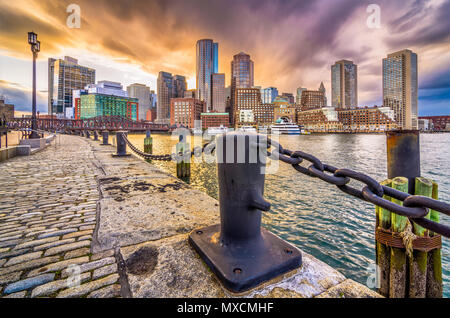 Boston, Massachusetts, USA, den Hafen und die Skyline in der Dämmerung. Stockfoto