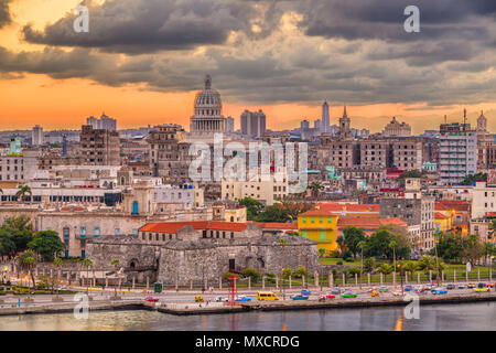 Havanna, Kuba Downtown Skyline auf dem Wasser kurz nach Sonnenuntergang. Stockfoto