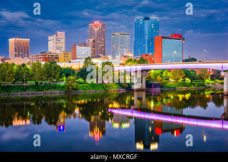 Little Rock, Arkansas, USA Skyline auf dem Fluss in der Dämmerung. Stockfoto