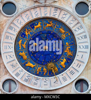 Detail der Uhrenturm der Uhrenturm in Piazza San Marco in Venedig. Torre dell Stockfoto