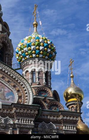 Nahaufnahme der Dachlinie und Kuppeln von St. Petersburg eine der beliebtesten Sehenswürdigkeiten - die Kirche des Erlösers auf Blut vergossen. Stockfoto