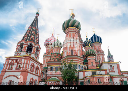 Schön gefärbte und verzierte die Basilius-Kathedrale auf dem Roten Platz in Moskau gegen interessante, teilweise bewölkt Stockfoto