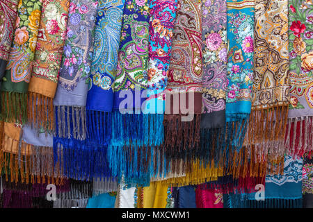 Bunte Auswahl an Gemusterten, Seidentücher mit Quasten auf eines Anbieters stall in Wladimir, Russland hängen Stockfoto