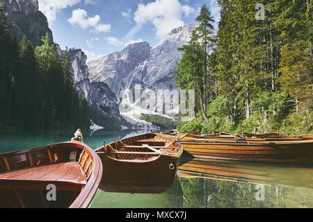 Hölzerne Boote auf dem See. Schönen sonnigen Morgen am Lago di Braies in Dolomiten - Südtirol, Italien Stockfoto