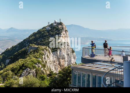 Gibraltar, UK - 18. Mai 2017: Touristen und Berberaffen auf die Aussichtsplattform mit dem Rock und der spanischen Küste nach hinten, Gibraltar, United Stockfoto