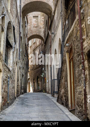 Enge Gassen und Bögen in Perugia, Umbrien Italien Stockfoto