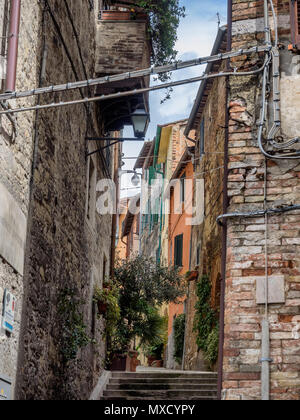 Enge Gassen und Bögen in Perugia, Umbrien Italien Stockfoto