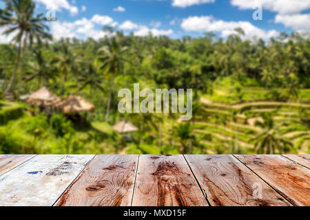 Holz- Front mit balinesischen Urwald Hintergrund unscharf, verschwommen Reisfelder und Bungalows aus Holz Stockfoto