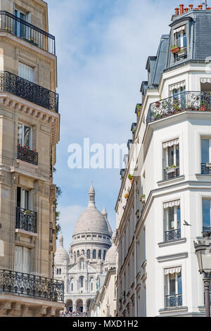 Apartments in Paris mit der Sacre-Coeur Basilika im Hintergrund. Stockfoto