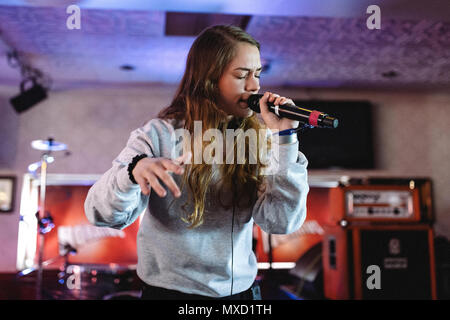 Anna Lotterud, Sänger von Anna des Nordens, die live auf der Bühne. Anna des Nordens Sänger, Anna im Norden leben. Stockfoto