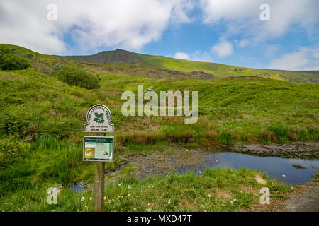 Mam Tor, einem Hügel im englischen Peak District mit seinen National Trust Zeichen im Vordergrund. Der Name dieser Peak bedeutet "Hügel" Stockfoto