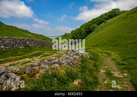 Weg neben der Mauer aus Stein, die in Cavedale im englischen Peak District Stockfoto