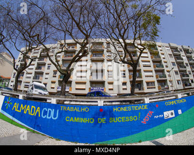 Politische Fresko in einer Straße von Almada Bezirk, Lissabon, Portugal Stockfoto