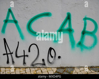 Ein Graffiti lesen ACAB, ein Akronym für "Alle Polizisten sind Bastarde", Almada Bezirk, Lissabon, Portugal Stockfoto
