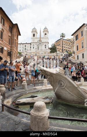 Rom Italien. Die barcaccia Brunnen Fontana di Trevi, Spanische Treppe, viele Touristen am Morgen sitzen, Stockfoto