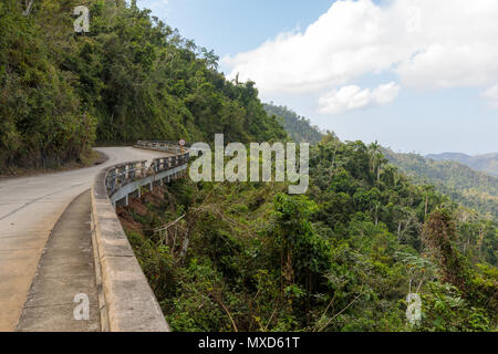 Blick über die Alejandro de Humboldt Nationalpark auf dem Weg nach Santiago de Cuba. Region guantanamo Kuba. Weltkulturerbe der UNESCO Stockfoto