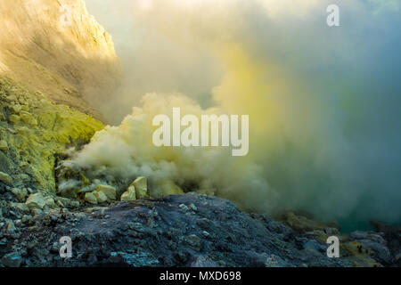 Rauchen Kawah Ijen Krater mit Schwefel Mine in Indonesien Stockfoto