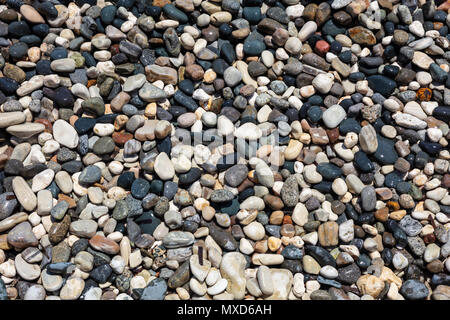 Kies Strand. Natürliche nassen Kieselsteinen Hintergrund, Ansicht von oben Stockfoto