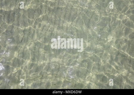 Transparent blue sea surface Hintergrund, Ansicht von oben Stockfoto