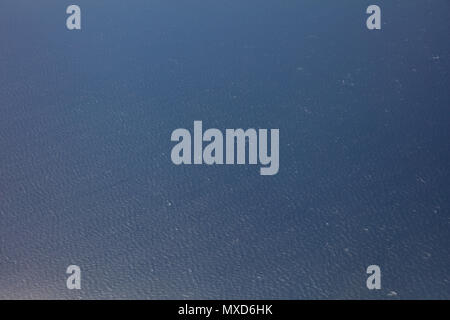 Dark Blue sea surface Hintergrund, Antenne oben Blick aus dem Flugzeug Fenster Stockfoto