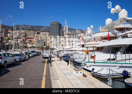 Monaco Fürstentum, Luxusyachten im Hafen Port Hercule am Mittelmeer Stockfoto