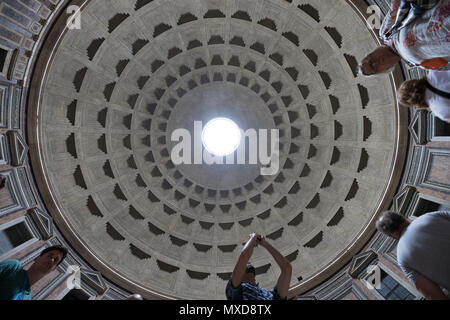 Rom Pantheon Innenraum, Licht wahr das Loch, Touristen, Stockfoto