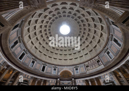 Rom Pantheon Innenraum, Licht wahr das Loch, Touristen, Stockfoto