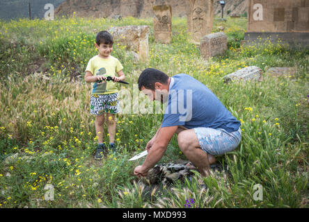 Areni, Armenien, 1. Juni, 2018: der Mensch ist ein Kopf von einem Hahn als Opfer an Gott Stockfoto