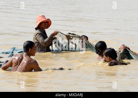 Kinder sind Angeln am See Dorf Kompong pluk half am See Tonle Sap in der Nähe der Stadt Siem Riep im Westen Kambodschas. Kambodscha, Siem Reap, Stockfoto