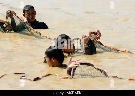 Kinder sind Angeln am See Dorf Kompong pluk half am See Tonle Sap in der Nähe der Stadt Siem Riep im Westen Kambodschas. Kambodscha, Siem Reap, Stockfoto