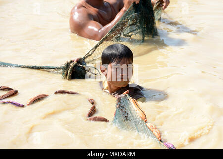 Kinder sind Angeln am See Dorf Kompong pluk half am See Tonle Sap in der Nähe der Stadt Siem Riep im Westen Kambodschas. Kambodscha, Siem Reap, Stockfoto