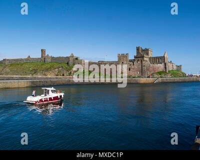 Angeln Boot verlassen Peel Marina die imposanten Peel Castle auf St. Patrick's Isle Isle of Man auf der schönen Tag mit wolkenlosen blauen Himmel Stockfoto