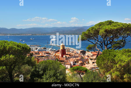 Blick über die Dächer und den Hafen von Saint Tropez in Südfrankreich Stockfoto