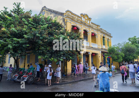 Touristen auf der Straße in Hoi An Vietnam Stockfoto