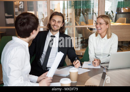Partner in freundliche Konversation lachen während der m Stockfoto