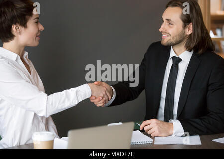 Geschäftspartner handshaking nach dem Schließen erfolgreicher Abschluss Stockfoto