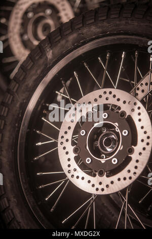 Nahaufnahme von einem Motorrad disk Bremse vorn auf einem Rad. Stockfoto