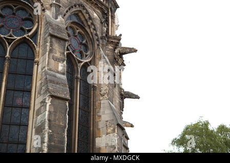 Farbe Foto der hinteren Fassade der Kathedrale von Reims in Frankreich. Ghule, Skulpturen, und Steinbögen. Glasmalerei. Kathedrale der Könige von Frankreich Stockfoto