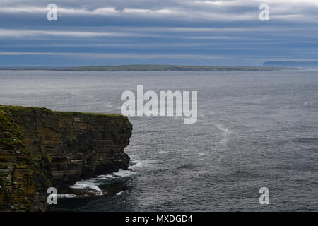 Teil der Küstenlinie um Duncansby Head in Caithness, Schottland. 20. Mai 2018. Stockfoto