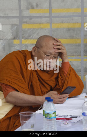 Buddhistischer Mönch auf seinem Mobiltelefon Stockfoto